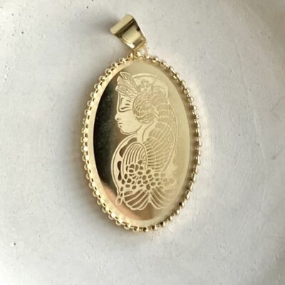 آویز ملکه قاب دار